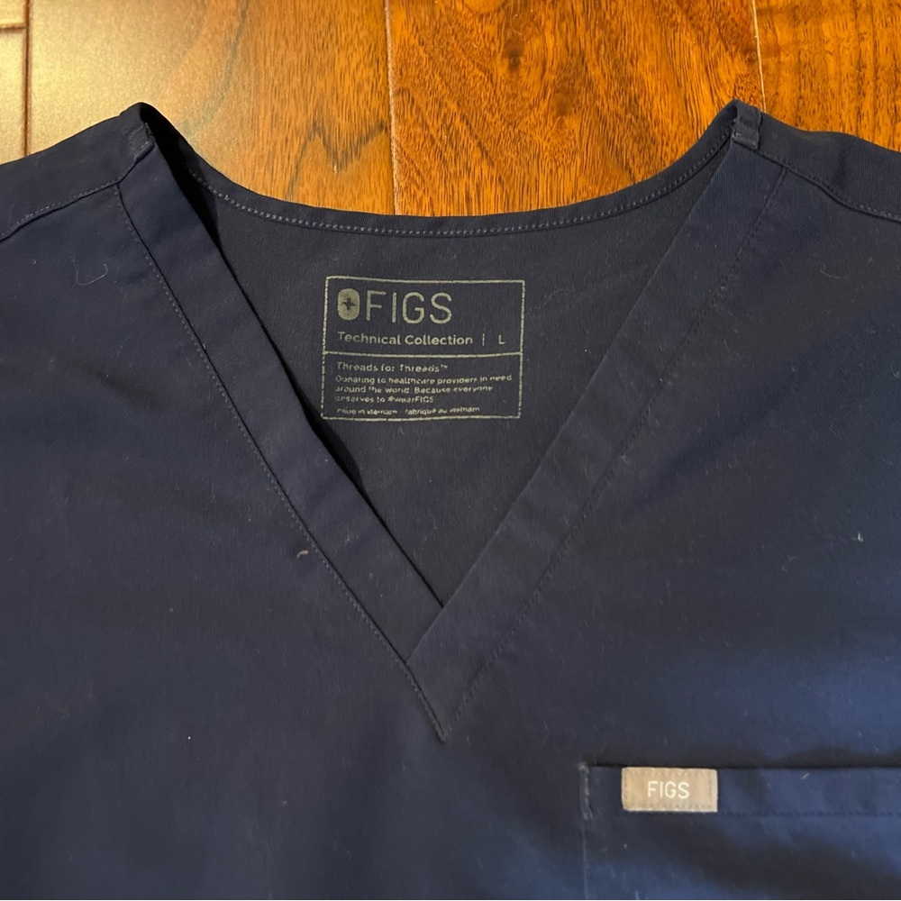 FIGS One Pocket Classic Scrub Top Navy - Women’s Large